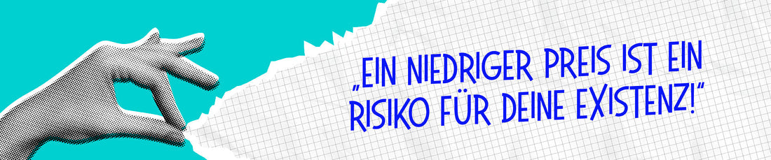 Hand auf türkisem Hintergrunf, die einen Papierschnipsel mit Schrift hält.