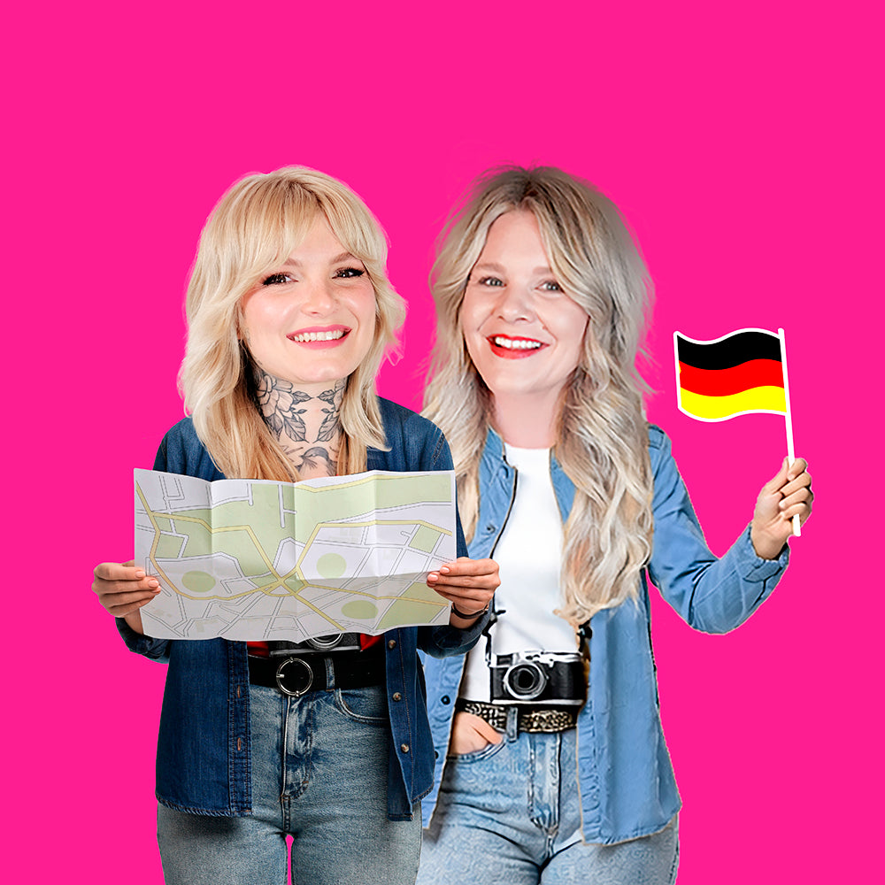 zwei Frauen auf pinken Hintergrund. Eine Frau mit Karte in der Hand, eine Frau mit Landkarte.